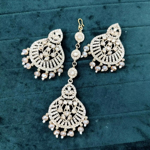 Boucles d'oreilles traditionnelles de haute qualité avec Tikka pour femmes Vintage Ethnic Indian Heritage Jewelry Idéal pour les festivals, les mariages - Product Image 1