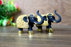 Nirmala - Adorno Decorativo Hecho a Mano con Acabado Dorado de Resina, Elefante Real, para Decoración de Mesa del Hogar, Regalos de Regreso, Rajasthan - Product Image 2