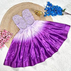 Les enfants portent Bollywood inspiré magnifique couleur pure Chinon soie tissu Unique motif point longue longueur robe pour la vente en ligne - Product Image 3