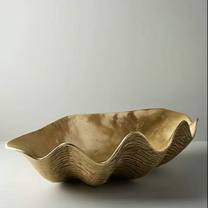 Bol à dattes en métal de style antique avec gravure traditionnelle, parfait pour embellir la décoration et la présentation de la table à manger - Product Image 1