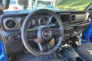 Gladiator Sport 2023, 4x4, Motor V6, Tracción en las Cuatro Ruedas, Color Azul Hidro, Mayormente sin Modificaciones - Product Image 4