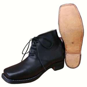 Ceci est une paire de bottes en cuir noir de style Jefferson Davis, une reproduction du style brogan de 1801 qui était des chaussures. - Product Image 2