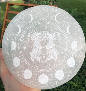 Placa de carga de cristal de selenita grabada Triple diosa al por mayor herramienta esencial para practicante de Reiki decoración del hogar - Product Image 2
