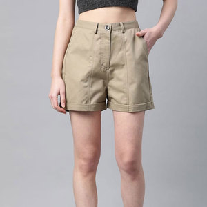 Pantalones cortos de mezclilla negros con un corte ajustado con botones-Pantalones cortos de mezclilla con un estilo retro Pantalones cortos de mezclilla lavados con dobladillo con puños - Product Image 1