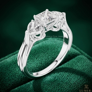 แหวนเพชรทรงปรินเซสคัทจาก Lumera Fine Jewellery ได้รับการรับรองจาก IGI เพชรเพาะเลี้ยงสี D ประดับด้วยเพชรทรงหัวใจด้านข้าง ชุบทอง 18K - Product Image 4