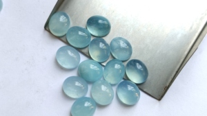 Haute qualité laiteux aigue-marine bleu naturel semi-précieux ovale coupe 6X8mm dos plat Cabochon fabrication de bijoux pierres en gros - Product Image 5