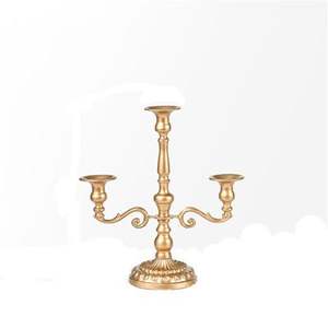 Candélabre classique en métal doré avec tasses à bougies pour la décoration d'événements de luxe et le style de table à manger festive - Product Image 4