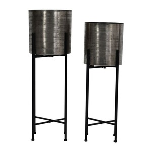 Jardinières en métal vintage avec support noir, parfaites pour une décoration végétale unique dans les espaces à thème. - Product Image 6