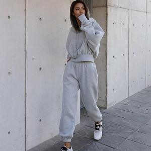 Hot New Ensemble d'entraînement d'automne pour femmes de haute qualité Couleur unie Terry Sweat à capuche court et joggeurs comprenant des pantalons de survêtement avec capuche - Product Image 3