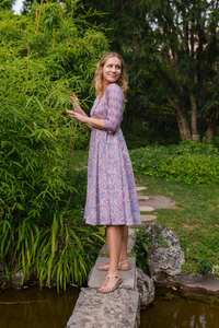 ชุดเดรสฮลาดินีพิมพ์ลายด้วยมือ สไตล์โบฮีเมียน ความยาวระดับน่อง ลายดอกไม้ สีม่วงน้ำเงิน ทำด้วยมือ - Product Image 5