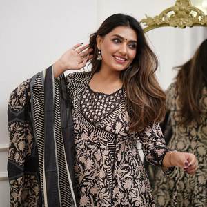 Pida ahora los juegos decorativos más hermosos con estampado de flores de algodón naranja pesado Kurti Salwar Dupatta con tallas grandes para adultos - Product Image 5