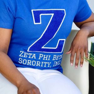 Big Z Zeta Chenille Tee Negro con letras azules y blancas Sorority Apparel Cotton Collegiate Greek Life Mujeres Camisa bordada - Product Image 6