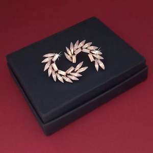 Pendientes colgantes chapados en oro con piedra de cristal Rosa Kriaa 1314617A, joyería de cristal elegante y elegante - Product Image 1