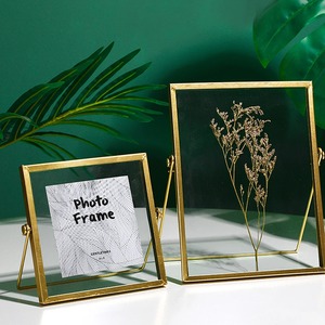 Cadre photo carré en métal en laiton avec bordure fine et finition texturée pour les vitrines d'entrées, étagères et présentoirs - Product Image 3