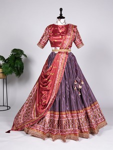 Una hermosa formación de Chinon Lehenga impreso con bordado para que te sientas absolutamente divino en un evento cultural. - Product Image 5