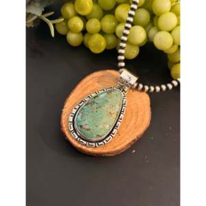 Pendentif Royston en turquoise et argent sterling, fabriqué par des artisans navajo, avec technologie de sertissage en clos. - Product Image 3