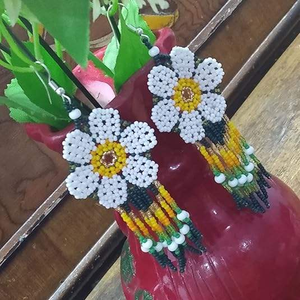 Pendientes bordados con cuentas de semillas al por mayor, pendientes con diseño de flores de La India, pendientes hechos a mano para mujeres y niñas - Product Image 5