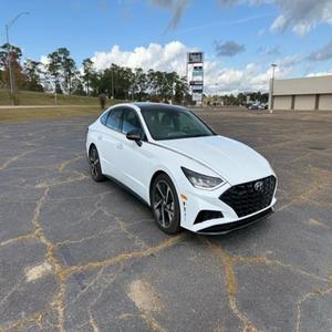 IMPRESIONANTE Hy-un-dai So-na-ta SEL Plus Sedán 4D 2023 con Transmisión Automática y Motor de 4 Cilindros - Product Image 1