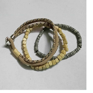Pulseras de hueso hechas a medida disponibles en una gama de patrones y diseños para niñas y mujeres de todas las edades y para reventa - Product Image 1