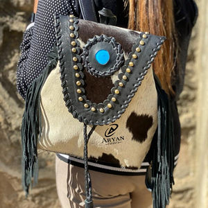 Sac à dos en cuir avec vraie fourrure fait à la main, avec frange et cordon de serrage - Product Image 1