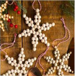 Última colección de adornos navideños y copos de nieve en metal y ganchillos y cuentas hechos a mano en atractivos colgantes - Product Image 5