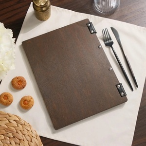 DIVRIS DRL-205 Porte-menu en bois marron avec reliures métalliques et sangles en cuir, capacité multi-pages pour restaurants - Product Image 2