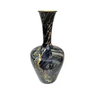 Vase en or à découpes de designer pour les arrangements floraux de mariage, la décoration d'événements et les accents sophistiqués du salon, en provenance d'Inde - Product Image 4