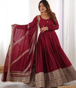 Elegante Vestido Anarkali Color Granate con Bordado Enriquecido para Bodas y Celebraciones - Product Image 1
