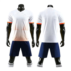 Ensembles d'uniformes de football personnalisables, légers et courts, pour adultes, en tissu respirant et doux, avec logo frontal, design détaillé pour les joueurs de football - Product Image 2