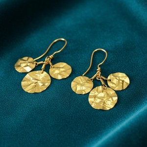 Boucles d'oreilles pendantes de luxe en argent sterling 925 plaqué or 18 carats, fabriquées à la main |   Boucles d'oreilles tendance en forme de feuille pour mariage et fête - Product Image 6