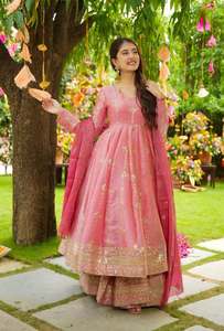 Conjunto listo para usar de top Anarkali de seda con hermoso bordado de diseñador y parte inferior con trabajo pesado cosido, y dupatta. - Product Image 5