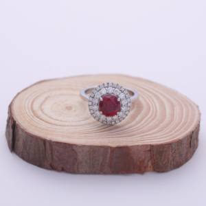 Anillo de Diamantes con Doble Halo y Rubí Redondo Certificado por IGI en Oro Blanco/Rosa y Amarillo de 14K - Product Image 2