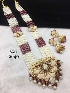 Ensemble de bijoux Regal Classic Kundan Mosenite Un collier et des boucles d'oreilles somptueux pour les mariages, les fiançailles et les occasions spéciales - Product Image 4