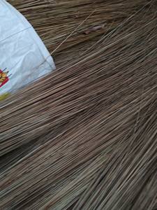 Balai en fibre de coco avec manche jaune pour un balayage intérieur et extérieur sans perte de lotus bleu du Vietnam - Product Image 2