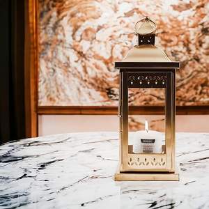 Élégante lanterne suspendue en fer doré faite à la main avec bougeoir unique personnalisable pour les mariages de Noël et la décoration intérieure des vacances - Product Image 2