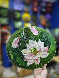 Chapeau conique en feuille de lotus, chapeau traditionnel vietnamien fait à la main pour souvenir et décoration - Product Image 6