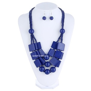 Collier ras du cou à 3 couches en bois bleu de style Boho Bijoux de mode personnalisés pour femmes Design d'inspiration africaine - Product Image 1