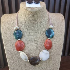 สร้อยคอลูกปัดเรซินโลโก้ที่กำหนดเองสำหรับแบรนด์ - Product Image 1