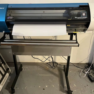 OFERTA DE VENTA EN EL MERCADO GLOBAL CERTIFICADO PARA LA Impresora/Cortadora Rol-andS BN-20 con Soporte y Tinta - Product Image 1