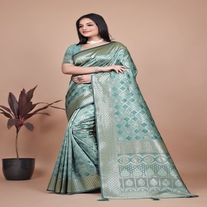 Elegante Sari de seda Banarasi con rico tejido de plata Zari Motivos tradicionales Borde de contraste Ropa festiva - Product Image 3