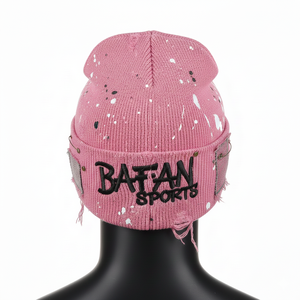 Gorro de punto acrílico suave de alta calidad, color rosa, estilo desgastado con roturas, manchas de pintura, logotipo personalizado bordado, jacquard. - Product Image 2