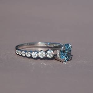 Anillo de diamante azul tratado de corte redondo de 14 quilates con claridad VVS, joyería fina de solitario. - Product Image 2