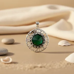 Pendentif Solitaire Vintage Art Palace en Argent 925 avec Cristal Vert Taille Ovale et Strass, Sertissage Géométrique, Tendance Femme - Product Image 1