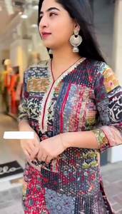 Ensemble de pantalons Kurti brodés en georgette pour les fêtes Nouvelle collection de créateurs Parfait pour les célébrations et les occasions spéciales - Product Image 2