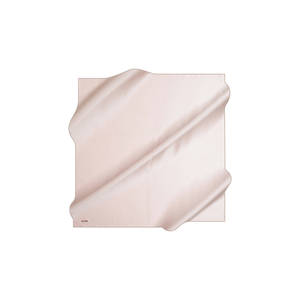 Écharpe carrée en soie rose - Accessoire élégant en satin de créateur pour l'été et l'hiver - Product Image 1