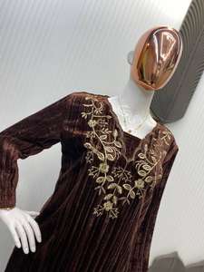 Costume lourd indien élégant pur velours floraison avec travail de broderie avec design fantaisie haut à manches longues et pantalon ensemble tenue de fête - Product Image 5