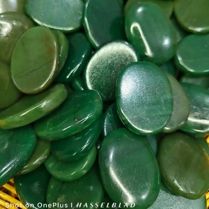 หยกเขียวธรรมชาติทรงรีแบบคาโบชอง ขัดเงา หินหลวม บรรเทาความเครียด ขายส่งจาก Rais agate - Product Image 5