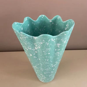 Vase en résine artisanal décoratif pour la maison, le bureau ou la décoration d'événements - Design moderne pour fleurs fraîches ou artificielles (personnalisable) - Product Image 1