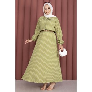 Conjunto de Dos Piezas a Rayas Verde Oliva, Talla XS, Camisa Corta Moderna y Falda con Cinturón Decorativo, Tops a Juego - Product Image 1