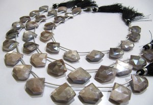 Piedra lunar gris natural AB Mystic Coated Diamond Shape 15-16To17-18mm Cuentas grises Strand 10 pulgadas de largo Cuentas para hacer joyas - Product Image 2